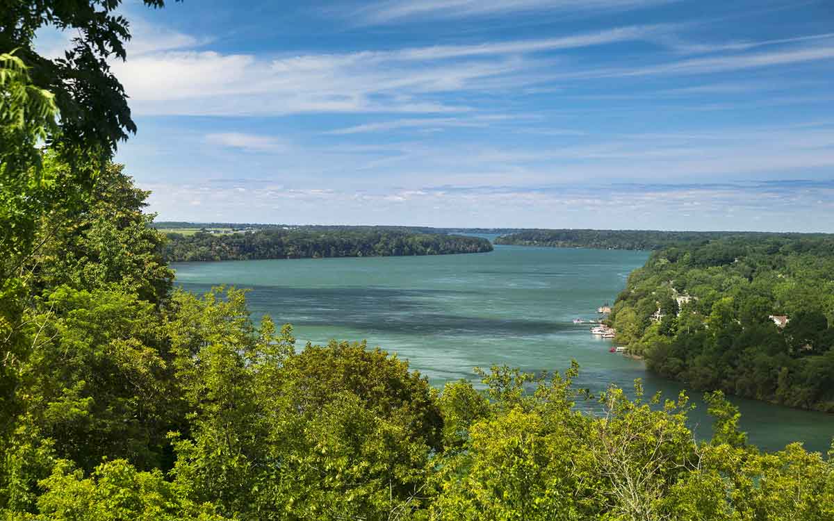 SCENIC DRIVE ALONG NIAGARA PARK RIVER